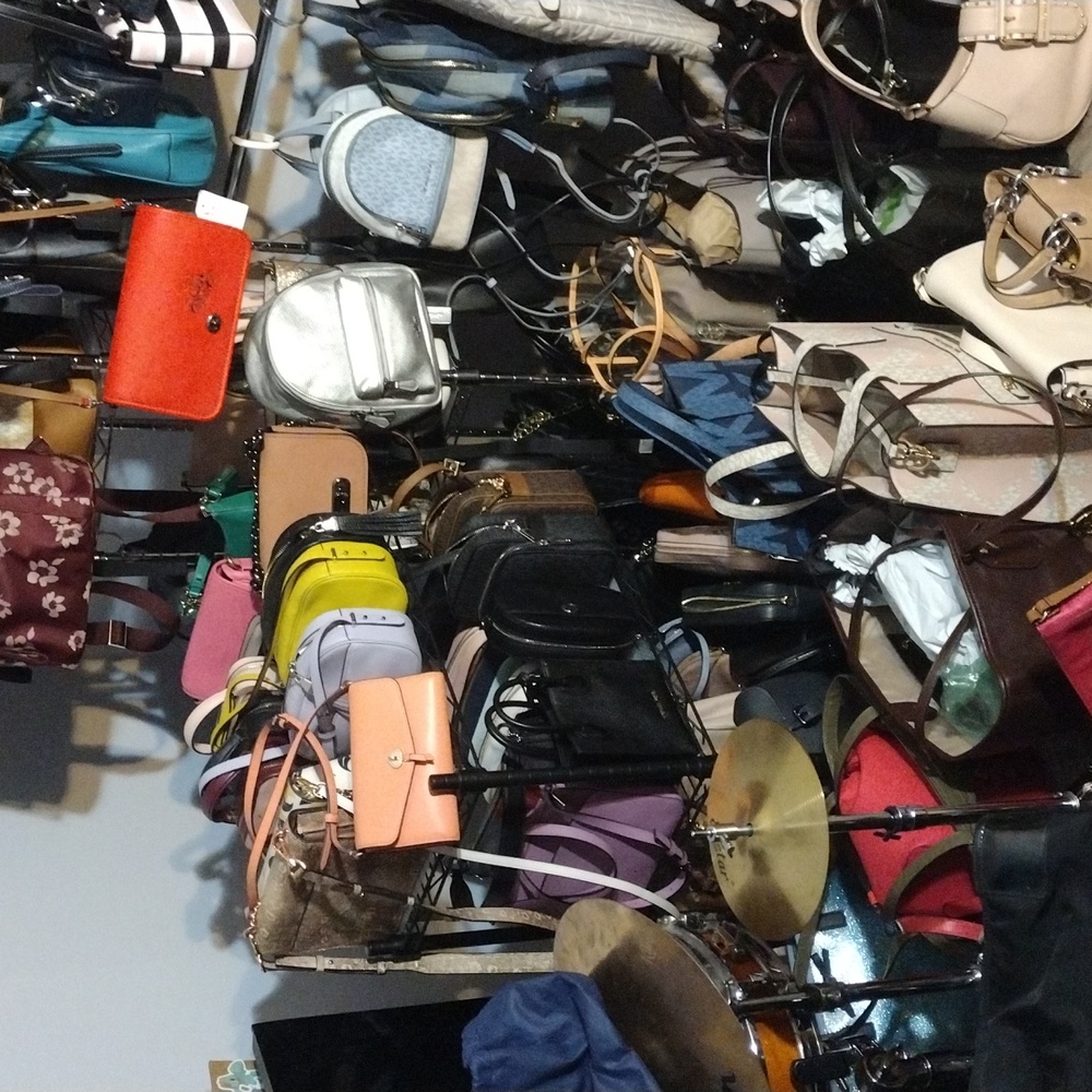 IM LIVE!! CHRISTY THE PURSE PEDDLER!! NEVER ENDING DEALS!! - Picture 5 of 9